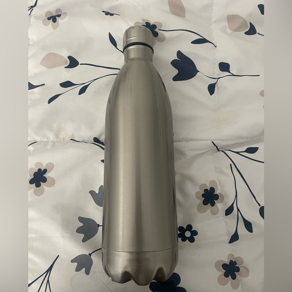 Stainless steel water bottle